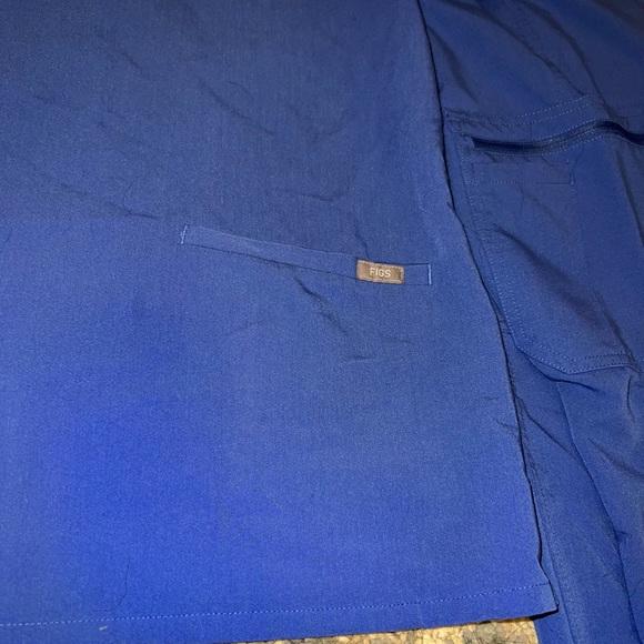 FIGS scrub set. Yola skinny pants with the 3 pocket scrub top - Picture 4 of 5